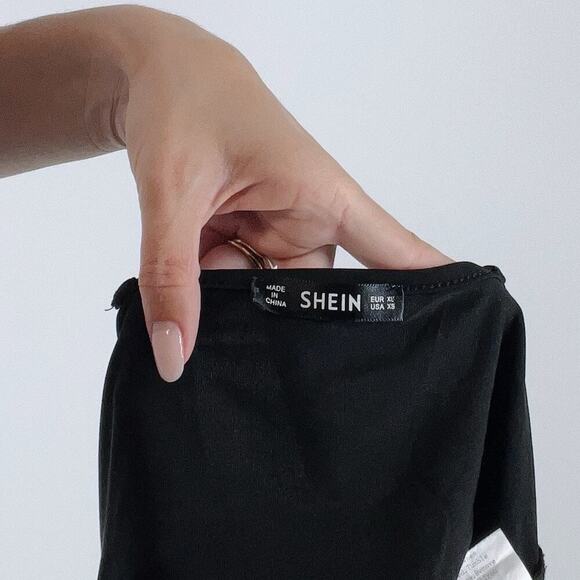 Women's Black V-neckline Front Twist Cropped Top Size XS - Picture 3 of 3